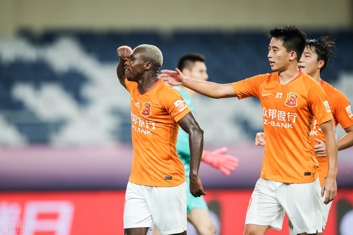 爱游戏链接-关于天津泰达主场紧急追分，成功保级防线的信息