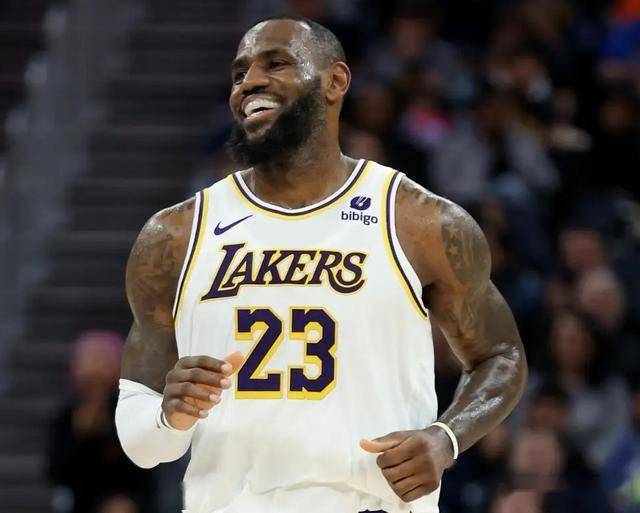 巨星球员在比赛中打出完美表现 巨星球员在比赛中打出完美表现