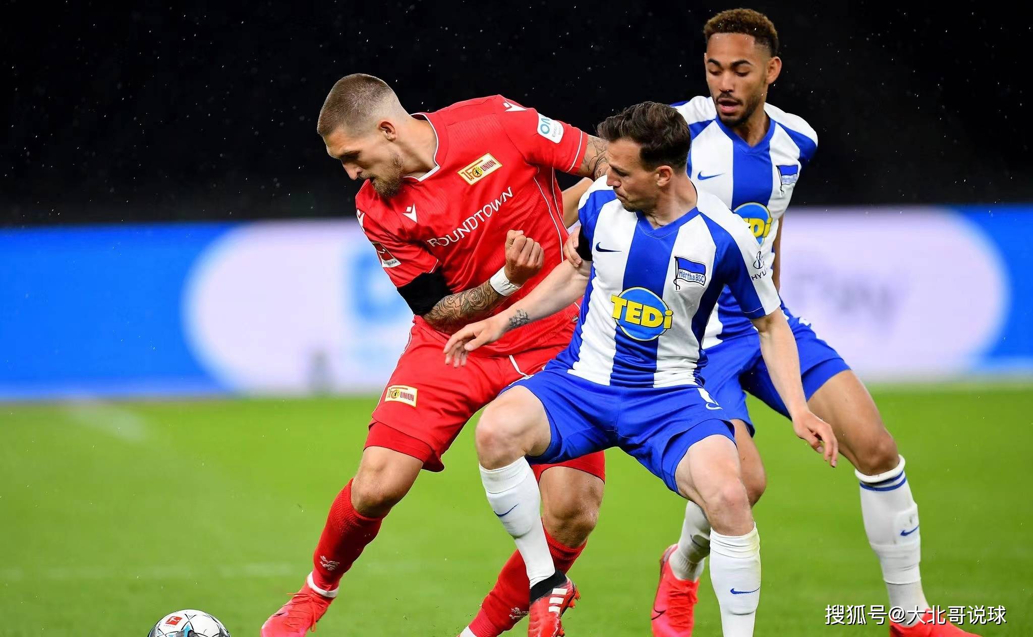 足球对决激烈异常,每一次碰撞都颇有看点的简单介绍 足球对决激烈异常,每一次碰撞都颇有看点的简单介绍