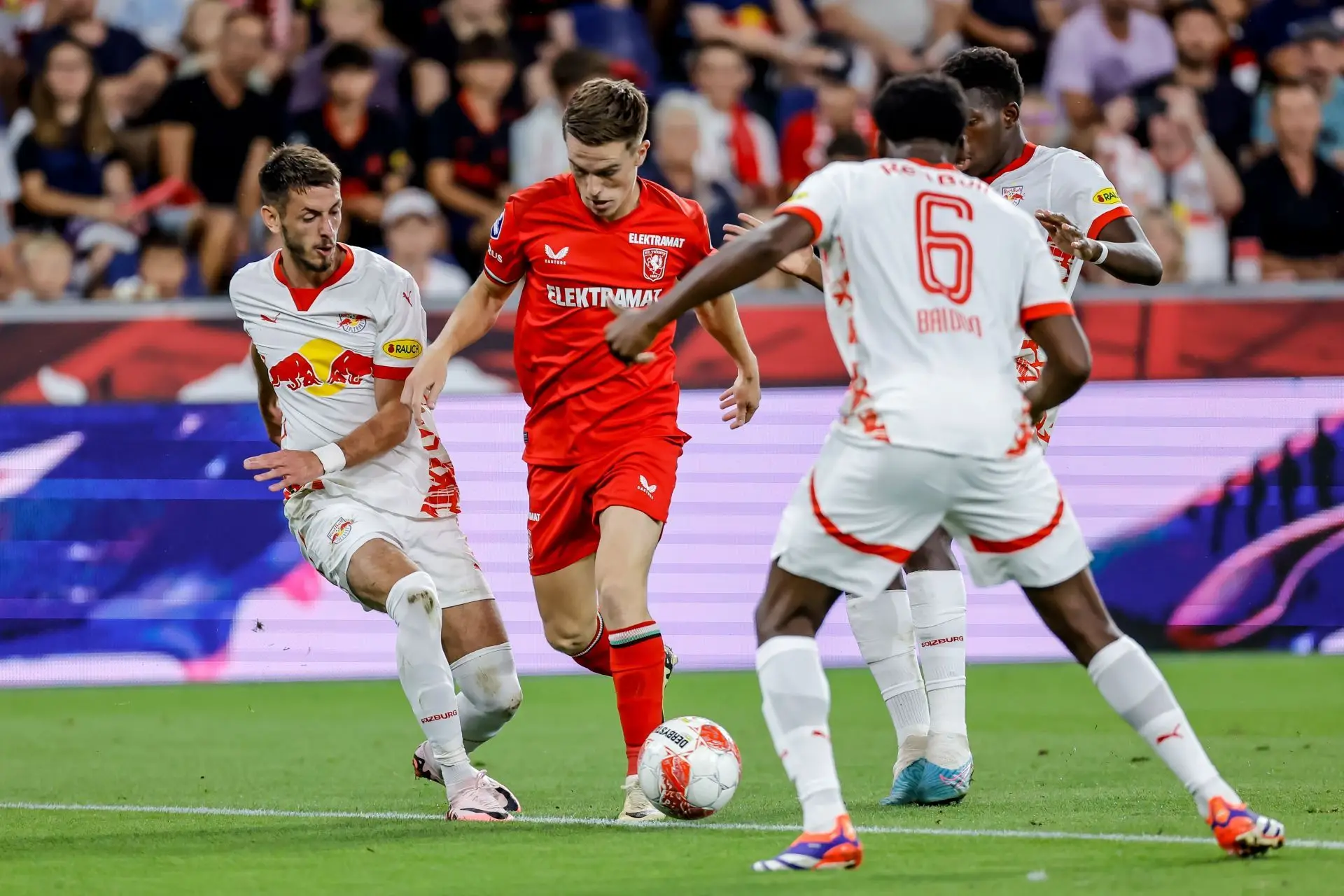 爱游戏入口-欧冠赛场烽火再燃，豪门争霸一触即发