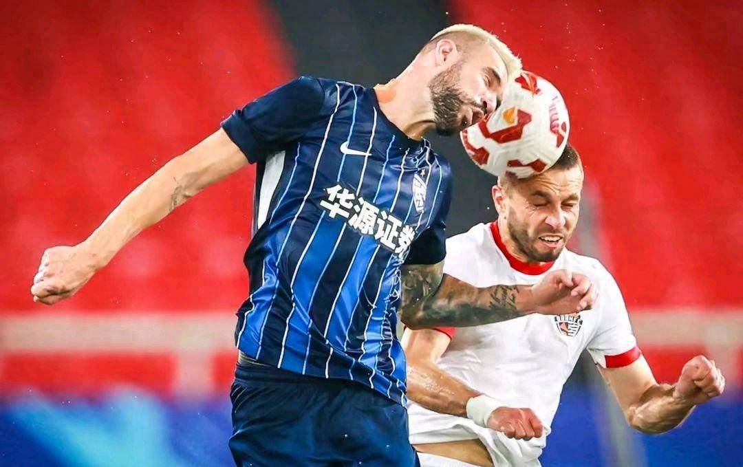 足球联赛决赛中的胜负悬念备受关注 足球联赛决赛中的胜负悬念备受关注