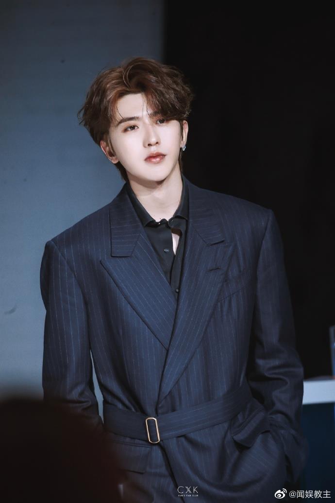 爱游戏官网登录网址-繁星运动员耀眼登场，赢得广泛赞誉的简单介绍