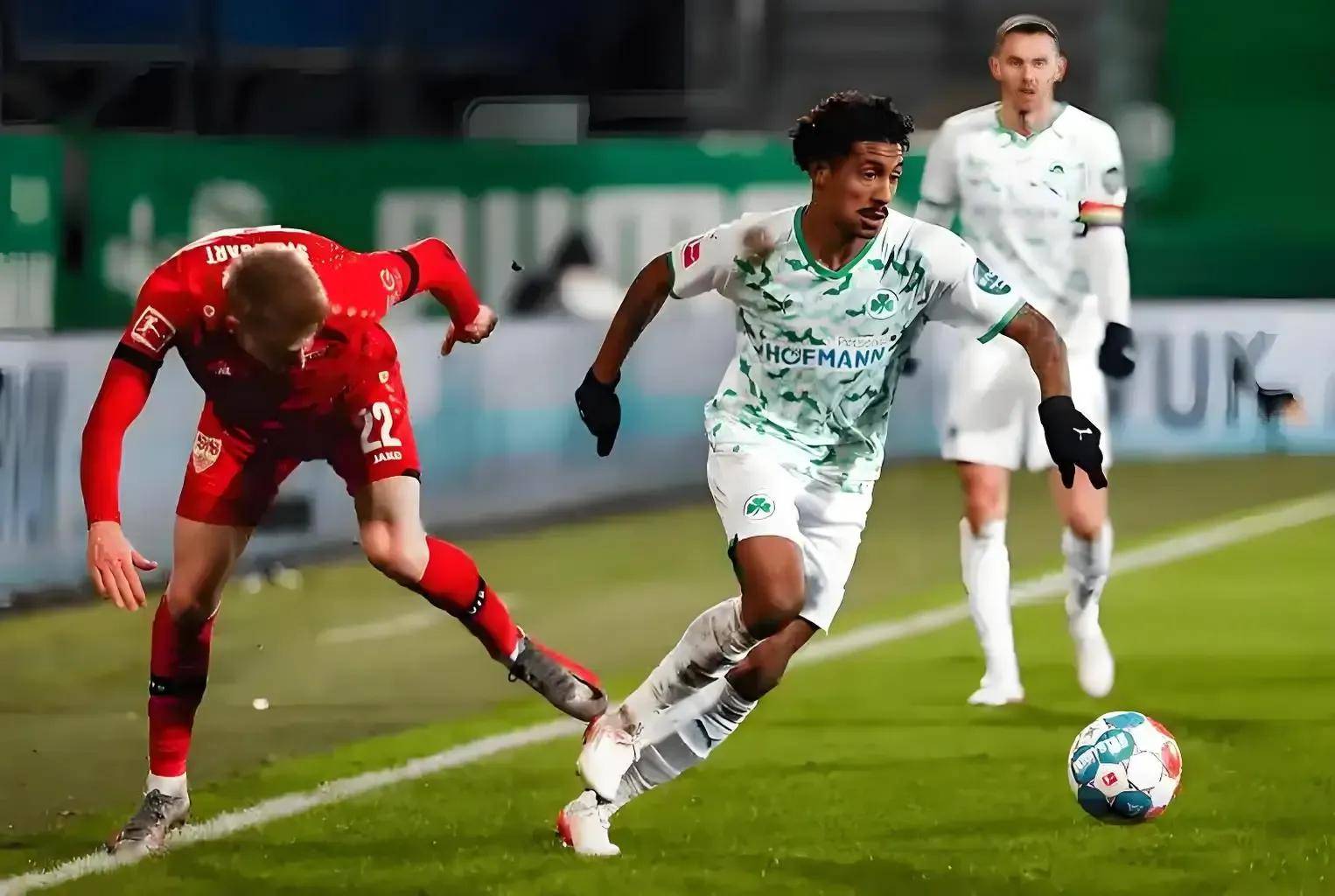 包含柏林赫塔客场逆转胜利，逼近中游位置的词条