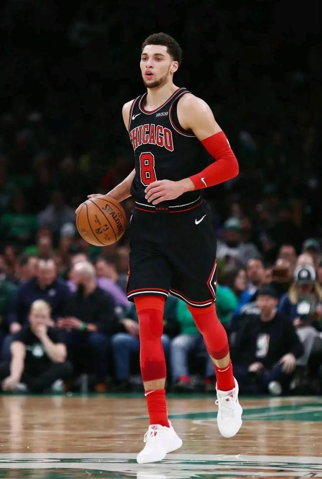 著名篮球运动员在职业联赛中展现超凡表现