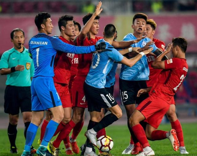 包含场上火爆冲突不断,裁判员难以调控现场形势的词条 包含场上火爆冲突不断,裁判员难以调控现场形势的词条