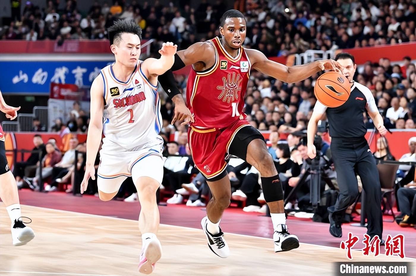 重庆男篮客场击败山西队,赢得连胜 重庆男篮客场击败山西队,赢得连胜