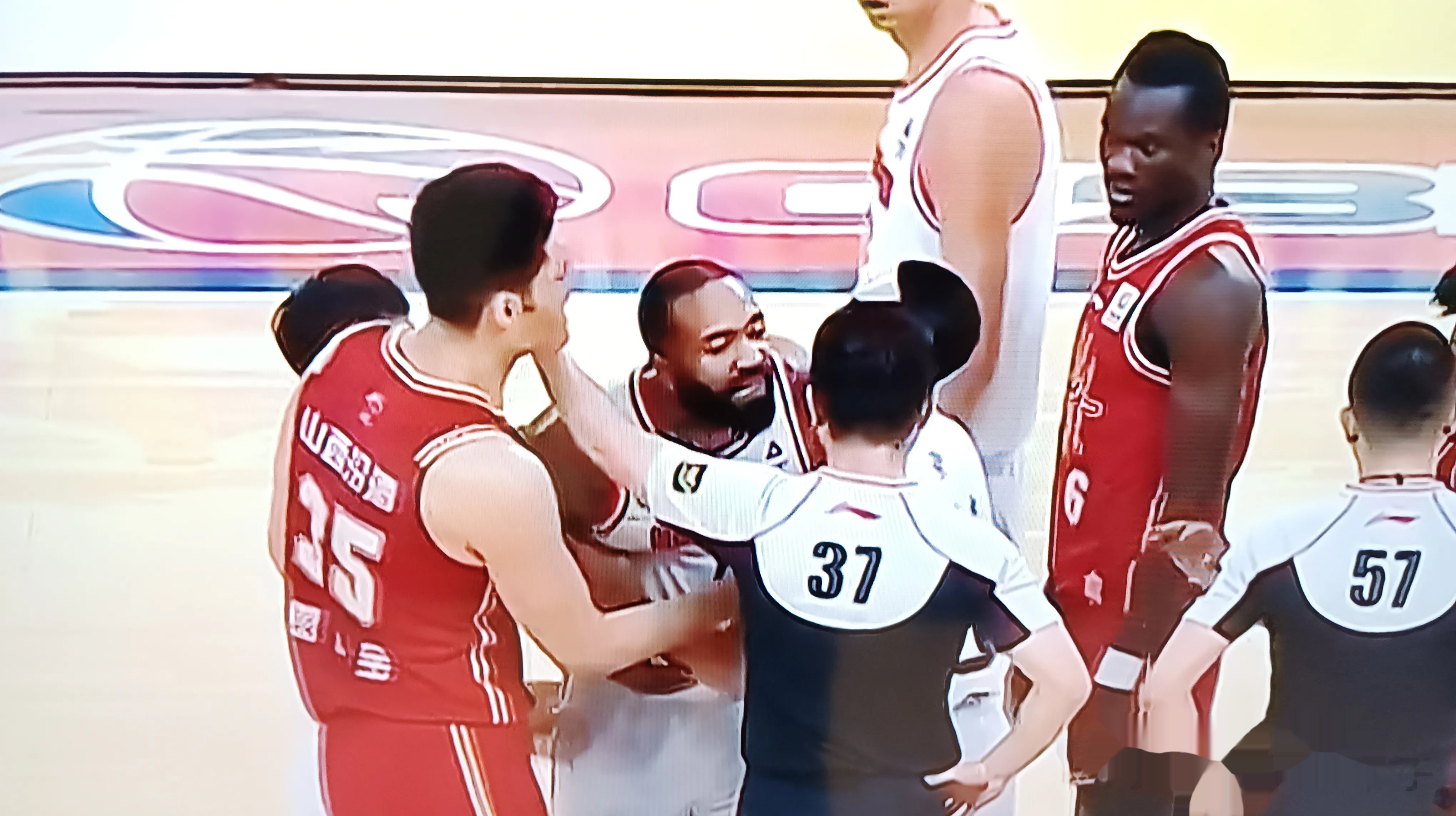 篮球比赛视频风波，裁判判罚成焦点